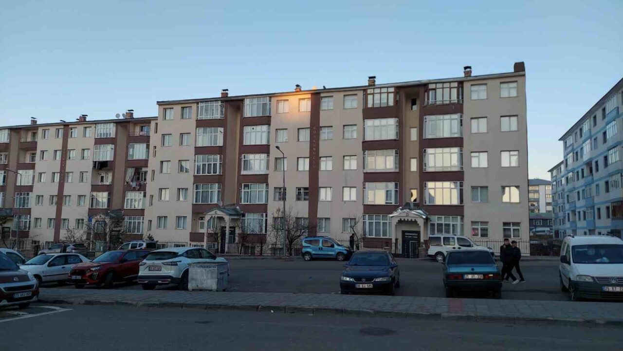 Erzurum'da beş katlı bir apartmanın çatısına çıkan Ümit Akın (35),