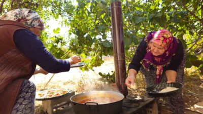 Balıkesir'in Sındırgı ilçesinde, Kocakonak Mahallesi sakinleri geleneksel tarhana bezdirmesi yapmak