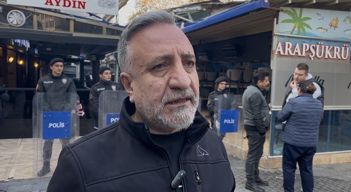 Bursa'daki Arap Şükrü Sokağı'nda, "kaldırım işgali" nedeniyle belediye ekipleri tenteleri