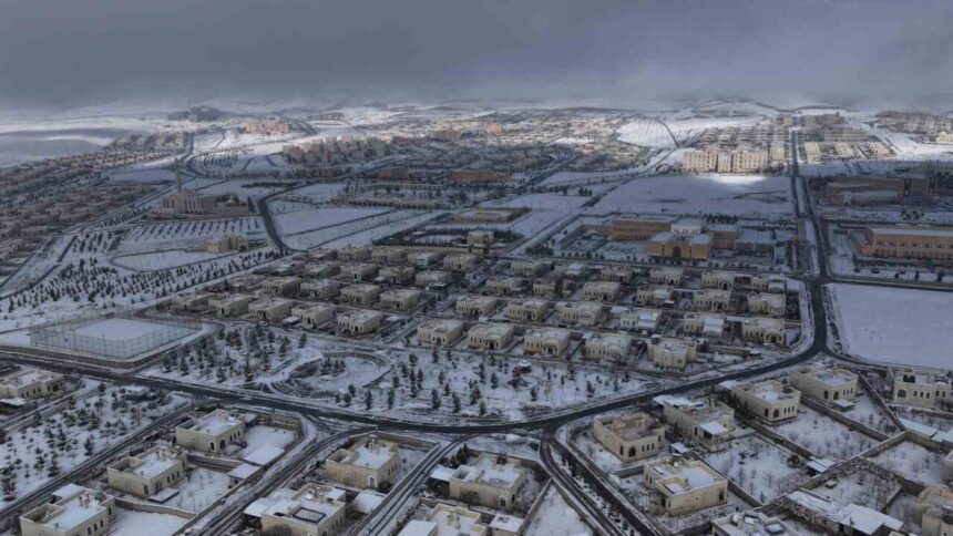 Hasankeyf, uzun yıllar sonra yağan karla birlikte kartpostallık görüntüler sundu.