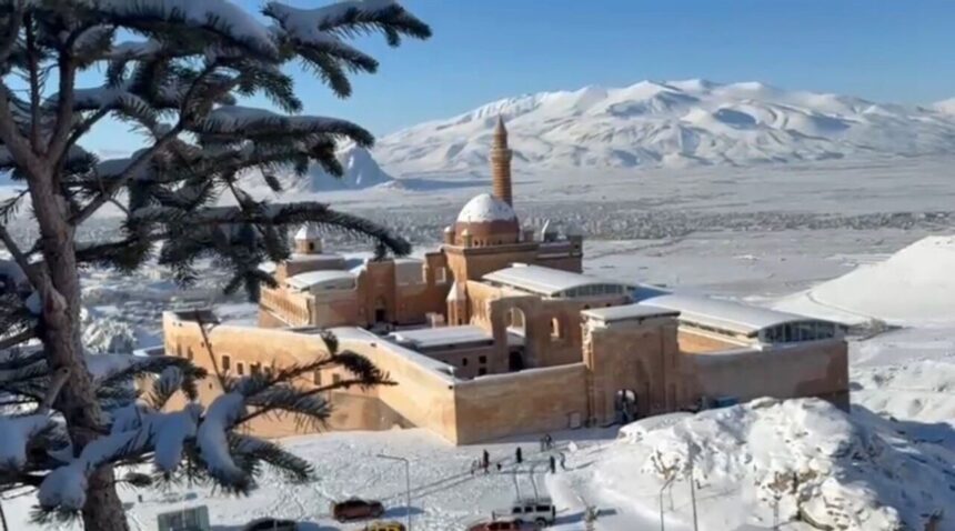 İshak Paşa Sarayı Kış Mevsiminde Kartpostallık Görüntüler Sunuyor