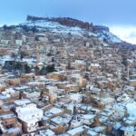 Mardin, kar yağışıyla masalsı bir görünüme bürünürken, Valilik dron görüntüleri paylaştı.