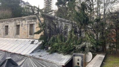 Tarihi Sultanahmet Camisi altındaki çarşıda bir restoranda çıkan yangın, itfaiye