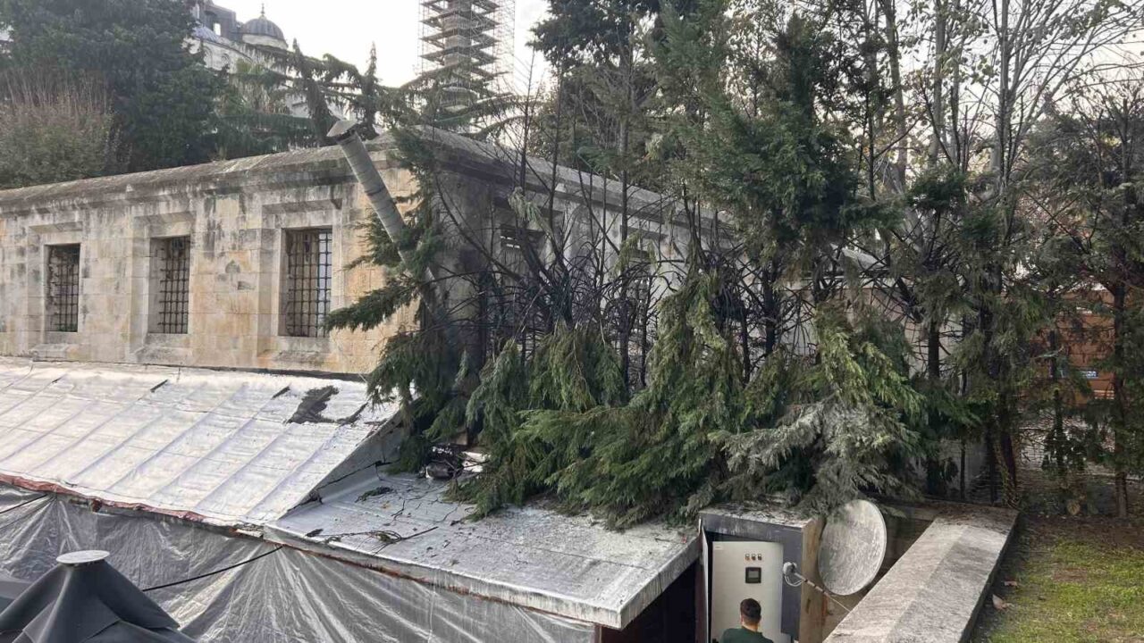 Tarihi Sultanahmet Camisi altındaki çarşıda bir restoranda çıkan yangın, itfaiye