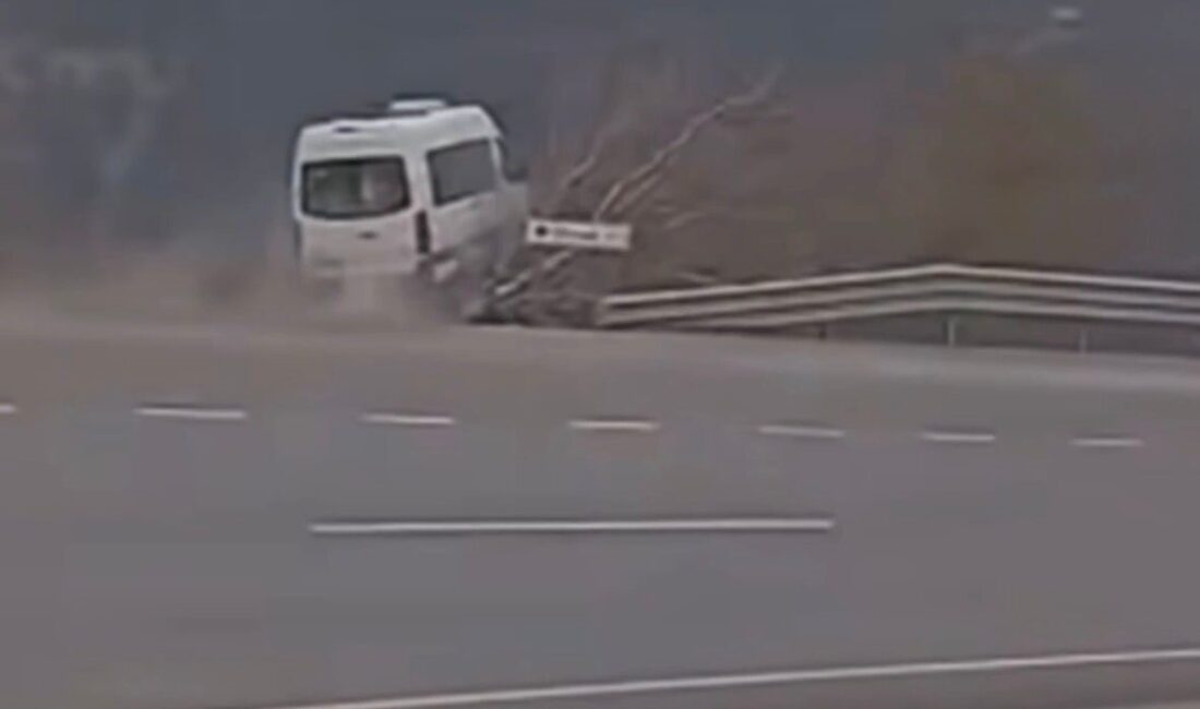 Nurdağı’ndaki Tarım İşçilerini Taşıyan Minibüsün Şarampole Uçtuğu Kaza Anına Ait Görüntüler Yayınlandı Gaziantep'in Nurdağı ilçesinde tarım işçilerini taşıyan E.Y. yönetimindeki minibüs şarampole