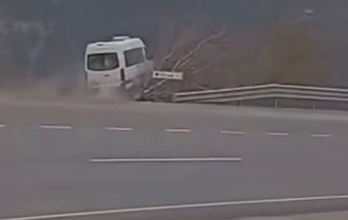 Nurdağı’ndaki Tarım İşçilerini Taşıyan Minibüsün Şarampole Uçtuğu Kaza Anına Ait Görüntüler Yayınlandı