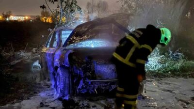 Sakarya'nın Akyazı ilçesinde Yahyalı Mahallesi'nde park halindeki bir otomobilde çıkan