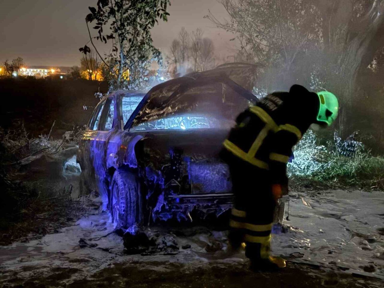 Akyazı’da Tarlada Park Halindeki Araçta Çıkan Yangın İtfaiye Tarafından Kontrol Altına Alındı