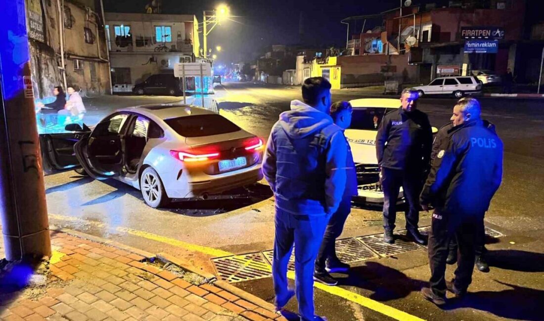 Mersin'in Tarsus ilçesinde meydana gelen trafik kazasında iki araç çarpıştı.
