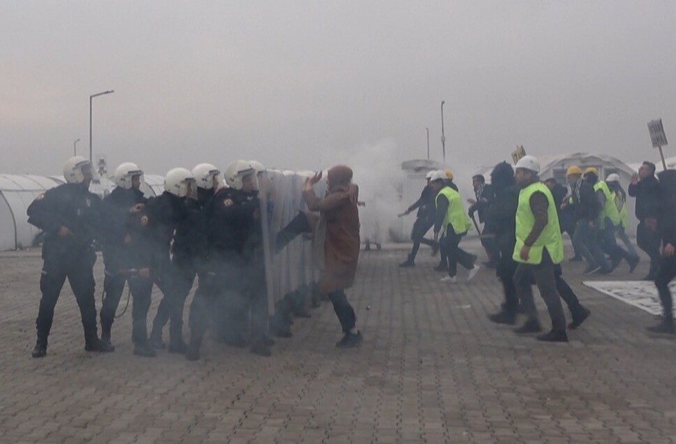 Kahramanmaraş’ta Polis Ekiplerinden Toplumsal Olaylara Karşı Etkili Tatbikat Kahramanmaraş'ta polis ekipleri, toplumsal olaylara müdahale yeteneklerini geliştirmek için büyük