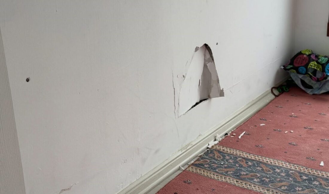 Taşova’daki Millet Bahçesi’nde Mescidin Duvarı Tahrip Edildi, Belediye Saldırıyı Kınadı Amasya'nın Taşova ilçesindeki Gazi Mustafa Kemal Atatürk Millet Bahçesi'nde bulunan