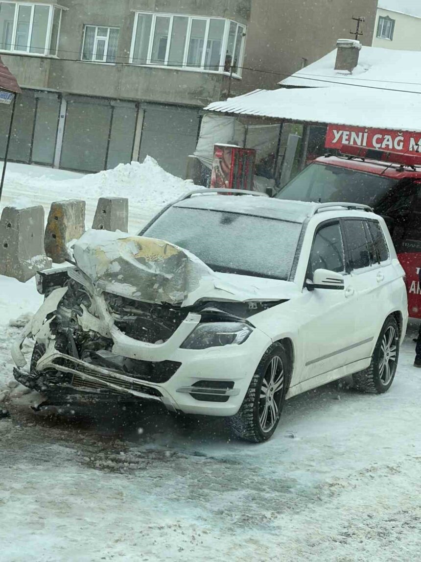 Tatvan Belediye Başkanı’nın makam aracı kaza yaptı, şoförü yaralandı.