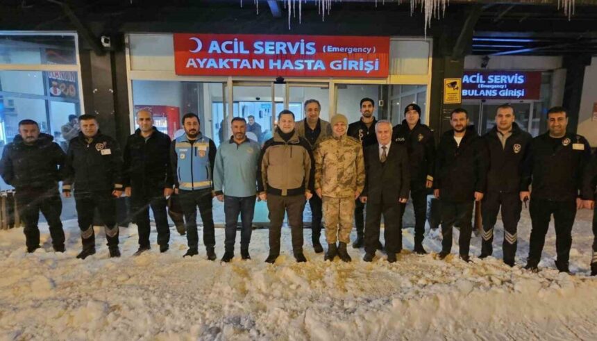 Tatvan Kaymakamı Demirer, yeni yıl dolayısıyla görevdeki personeli ziyaret etti.