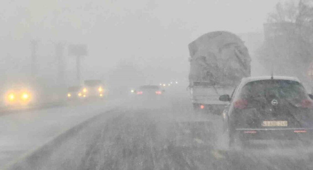 Tatvan’da Kar Yağışı Hayatı Olumsuz Etkiledi, Sürücüler Dikkatli Olmalı Bitlis'in Tatvan ilçesinde yoğun kar yağışı hayatı olumsuz etkiledi. Özellikle
