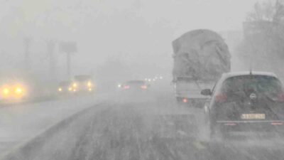 Bitlis'in Tatvan ilçesinde yoğun kar yağışı hayatı olumsuz etkiledi. Özellikle