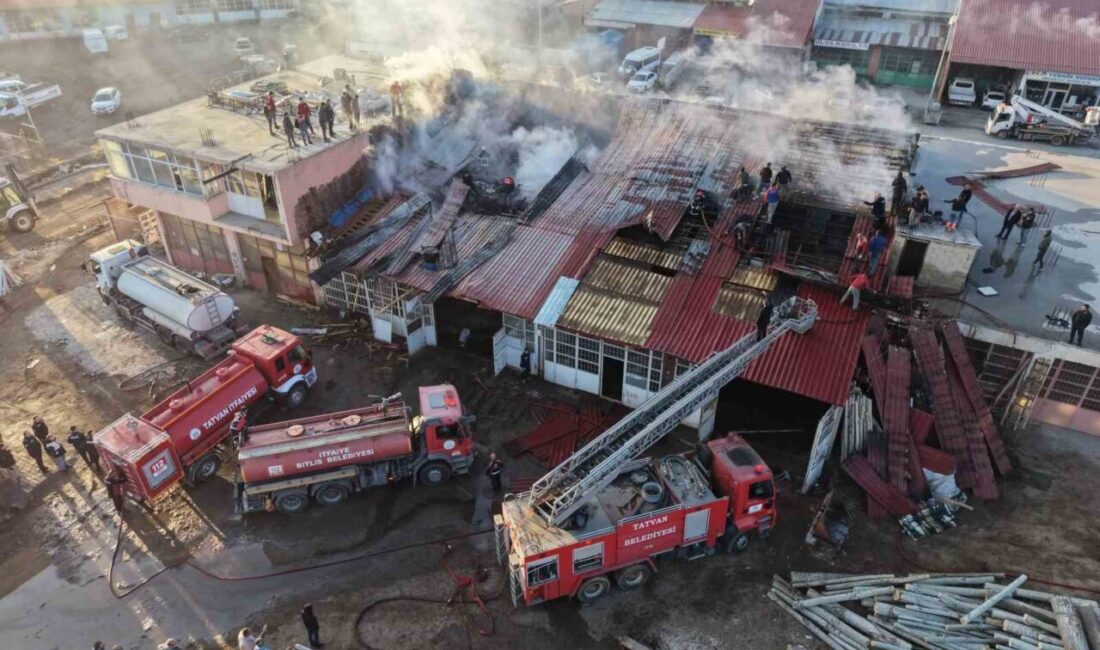 Tatvan’daki kereste dükkanında çıkan yangın paniğe neden oldu Tatvan’da bir kereste dükkanında çıkan yangın, itfaiye ekiplerinin hızlı müdahalesiyle