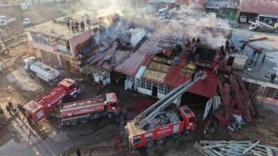 Tatvan’da bir kereste dükkanında çıkan yangın, itfaiye ekiplerinin hızlı müdahalesiyle