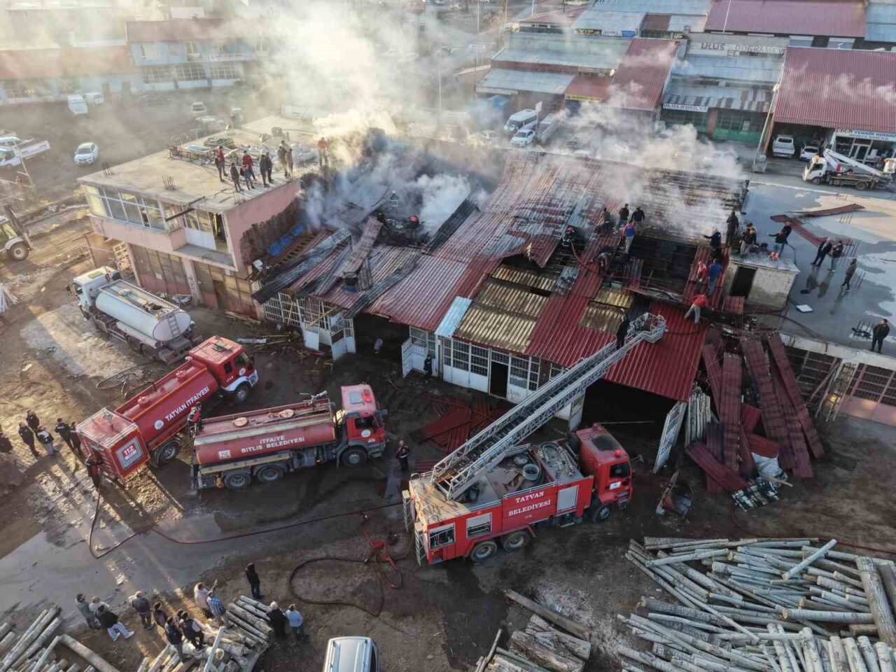 Tatvan’da bir kereste dükkanında çıkan yangın, itfaiye ekiplerinin hızlı müdahalesiyle