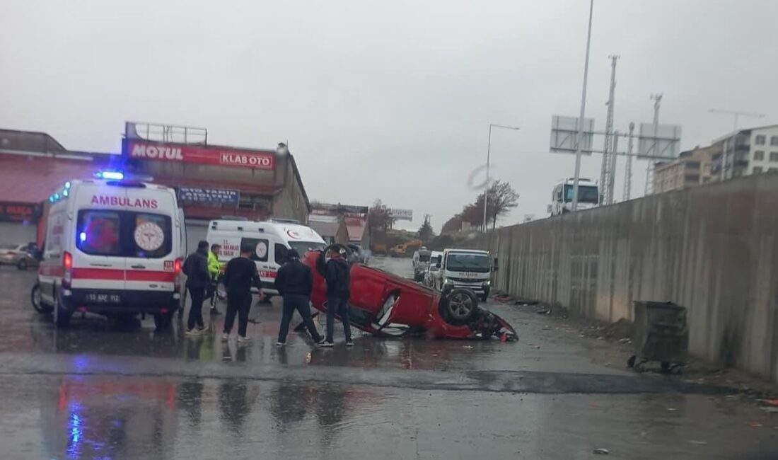 Bitlis'in Tatvan ilçesindeki Sanayi Kavşağı'nda bir otomobilin köprüden düşmesi sonucu