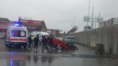 Bitlis’in Tatvan ilçesindeki Sanayi Kavşağı'nda direksiyon hakimiyeti kaybedilen otomobil köprüden