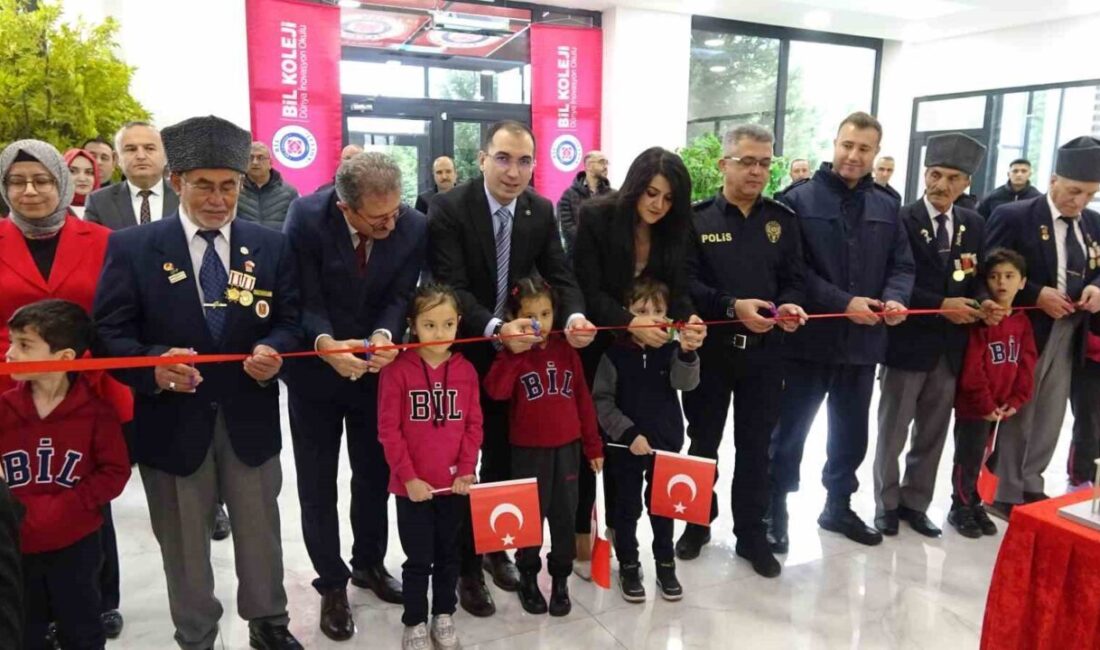 Tavşanlı’da Çanakkale Zaferi’nin Anısına Düzenlenen Sergi Açılışı Gerçekleşti Kütahya'nın Tavşanlı ilçesinde, Çanakkale Zaferi'ni yaşatmak amacıyla düzenlenen "Çanakkale Savaş