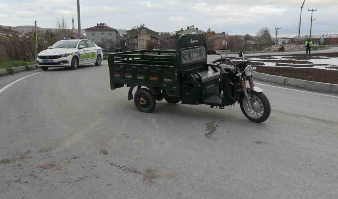 Kütahya’da elektrikli motosikletin devrilmesi sonucunda bir aileden 4 kişi yaralanarak hastaneye kaldırıldı. Kütahya'nın Tavşanlı ilçesinde S.C. yönetimindeki elektrikli motosiklet devrildi. Kazada, sürücü