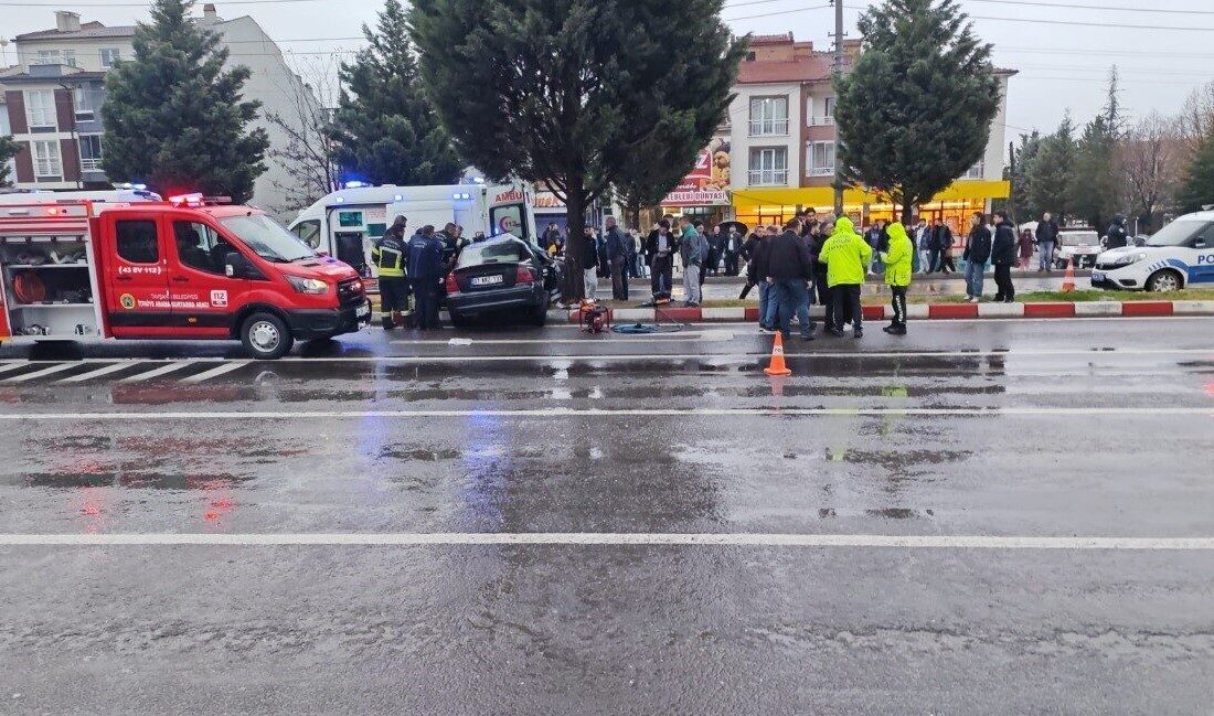 Tavşanlı’da Direksiyon Hakimiyeti Kaybedilen Araç Orta Refüje Çarptı: 2 Yaralı Kütahya'nın Tavşanlı ilçesinde meydana gelen kazada, A.K. (45) yönetimindeki otomobil