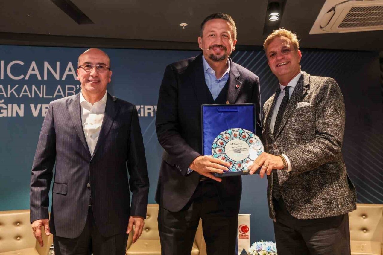 Türkiye Basketbol Federasyonu Başkanı Hidayet Türkoğlu ve Medicana Sağlık Grubu