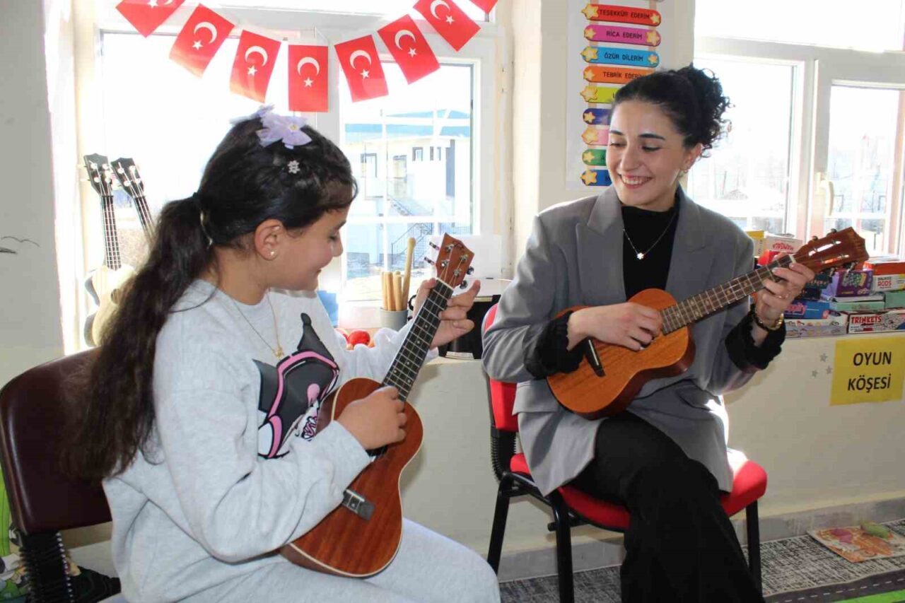 Bingöl'ün Yaygınçayır köyünde tek öğretmen olarak görev yapan 26 yaşındaki