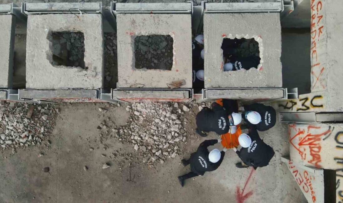 Tekirdağ'da, çevik kuvvet personeline AFAD tarafından deprem ve çökme anında