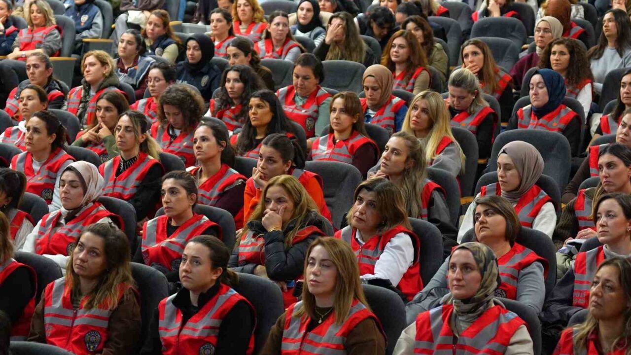 Tekirdağ İl Emniyet Müdürlüğü'nde, kadın polisler için gerçekleştirilen "Kadın Yasal