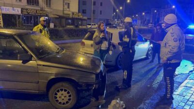 Çorlu’da Maddi Hasar Oluşturan Kazada Sürücü Olay Yerinden Kaçtı Tekirdağ Çorlu'da meydana gelen kazada, S.G. kontrolündeki otomobile arkadan çarpan