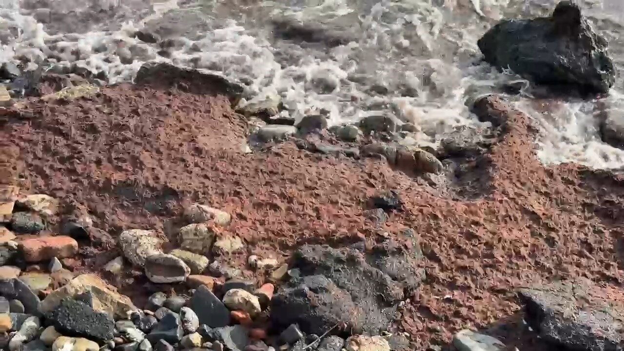 Tekirdağ'da iki gündür süren poyraz rüzgârı, denizde dalgalar oluşturarak kıyıya