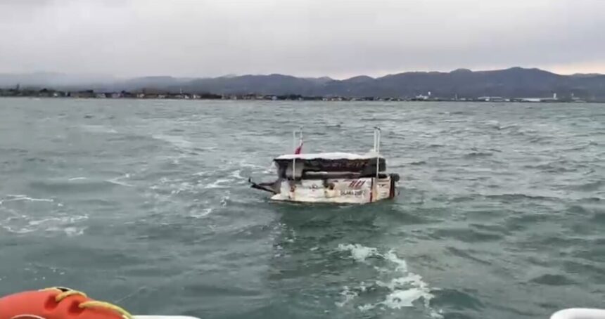 Tekkeköy açıklarında sürüklenen sahipsiz tekne, polis tarafından güvenli bölgeye alındı.
