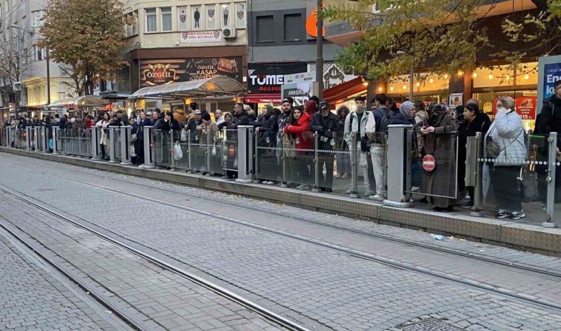 Eskişehir'de teknik bir arıza nedeniyle tramvay seferleri bazı hatlarda aksadı.