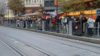 Eskişehir'de teknik bir arıza nedeniyle tramvay seferleri bazı hatlarda aksadı.