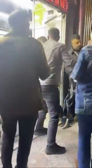 Bursa'da bir telefoncu dükkanında, nedeni bilinmeyen bir tartışma kavgaya dönüşerek