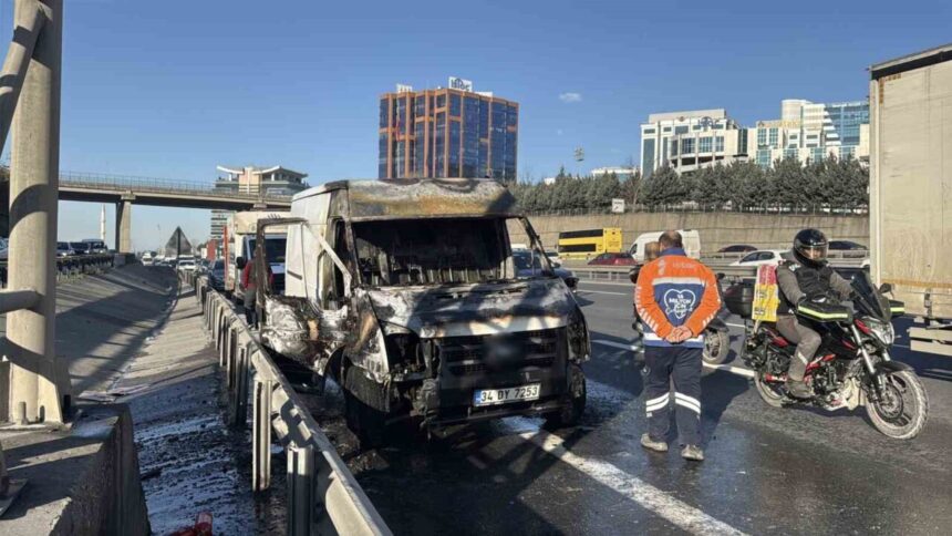 TEM Otoyolu Bağcılar İstoç mevkiinde panelvan araçta yangın çıktı, sürücü zamanında kurtuldu.