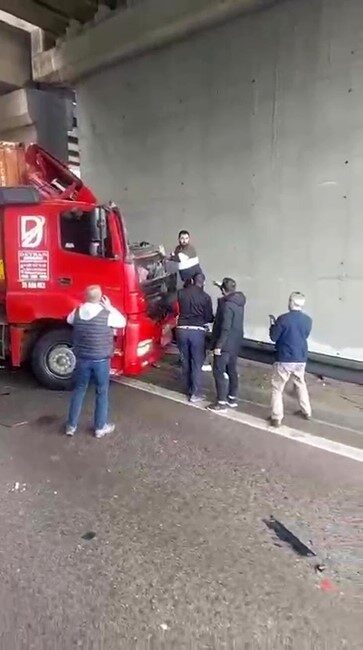 Kocaeli’de Tır Kazasında Sürücü Hayatını Kaybetti Kocaeli'de TEM Otoyolu'nda yaşanan kaza sonucu Yahya Aydın (23) isimli