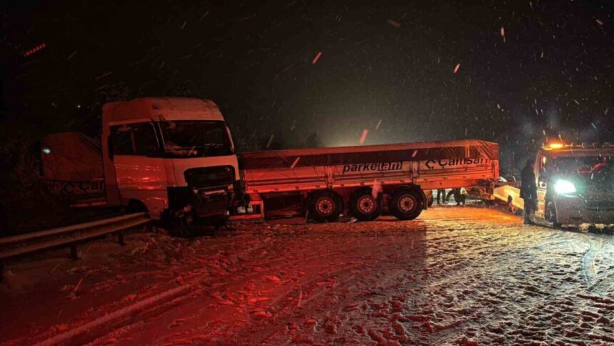 Bolu’daki yoğun kar sebebiyle TEM Otoyolu’nda zincirleme kaza: 2 yaralı, ulaşım durdu.