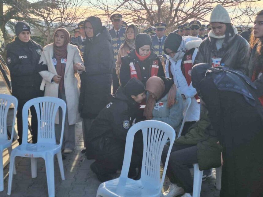 Yalova’daki DEAŞ operasyonunda şehit düşen polis memuru Yasin Koçyiğit, Ankara’da son yolculuğuna uğurlandı.
