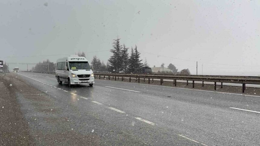 Eskişehir-Ankara kara yolunda aniden yoğun kar yağışı ve sis etkili oldu, görüş mesafesi azaldı.