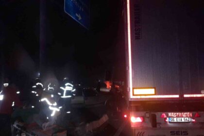Burdur’da TOFAŞ Otomobili ile Tır Çarpıştı: İki Kişi Sıkışarak Kurtarıldı