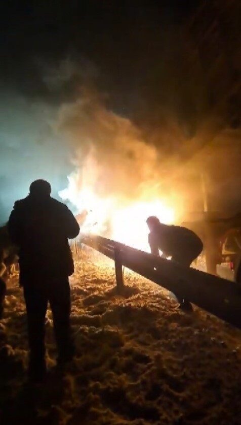 Sivas’ta Tırın Yakıt Deposunda Yangın Çıktı, Vatandaşlardan Müdahale Denemesi