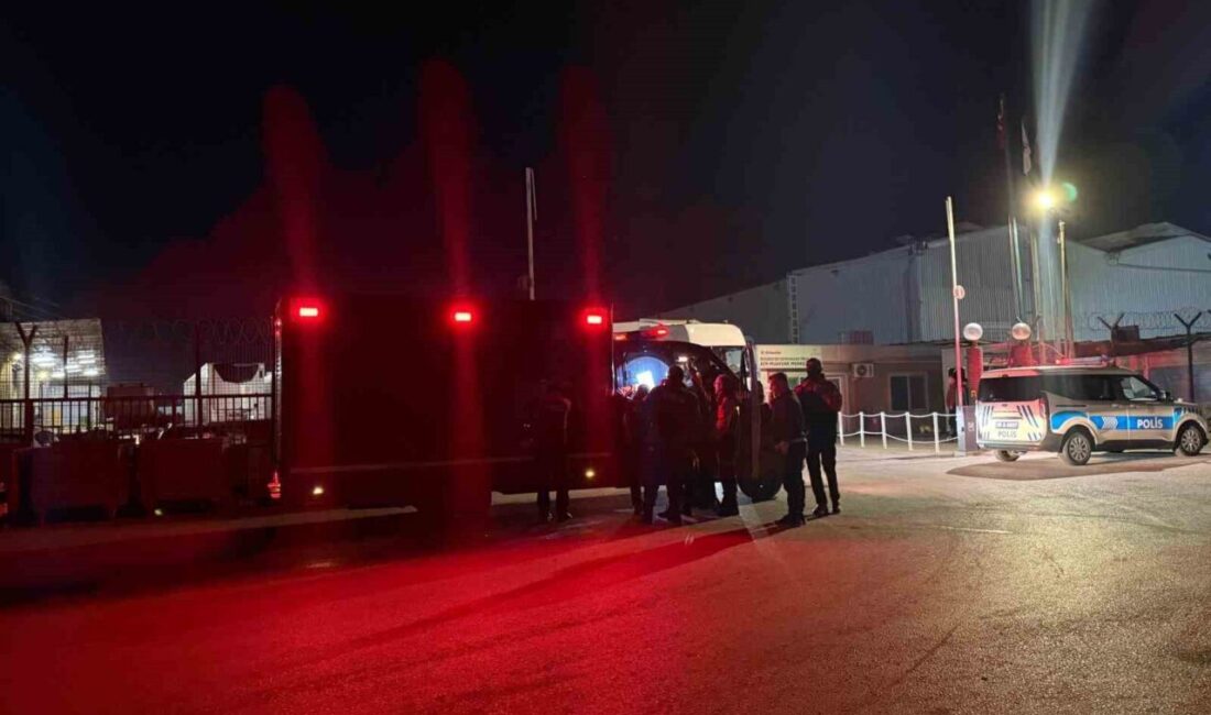 Kemalpaşa’daki depodan sızan kimyasal maddeden beş kişi hastaneye kaldırıldı İzmir'in Kemalpaşa ilçesinde bir tırdan sızan kimyasal maddeden etkilenen 5
