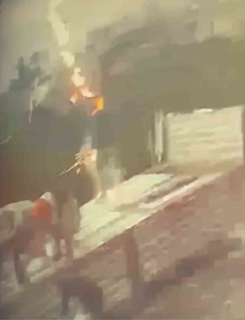 Arsuz’da tır dorsesinden yük indiren kişiye yıldırım isabet etti, ağır yaralandı. O anlar kaydedildi.