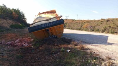 Bilecik'te seyir halindeki İsmail K. yönetimindeki tırın dorsesi, Gölpazarı-Vezirhan karayolunda