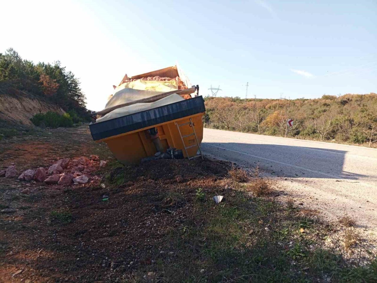 Bilecik'te seyir halindeki İsmail K. yönetimindeki tırın dorsesi, Gölpazarı-Vezirhan karayolunda