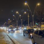 Kayseri Kocasinan’da alkollü bir kişi, ağaç yüklü tırın önüne geçerek trafiği engelledi.