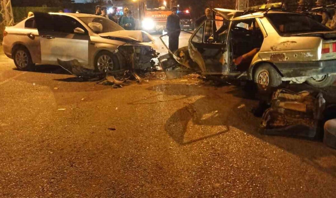 Hatay’da İki Araç Kafa Kafaya Çarpıştı, Sürücüler Yaralandı Hatay’ın Dörtyol ilçesinde iki otomobilin kafa kafaya çarpışması sonucu sürücüler